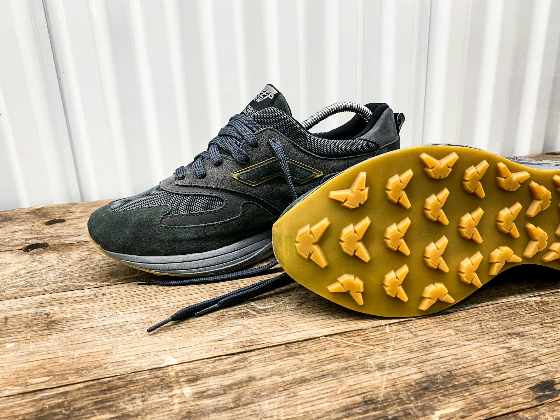 gray computer monitor